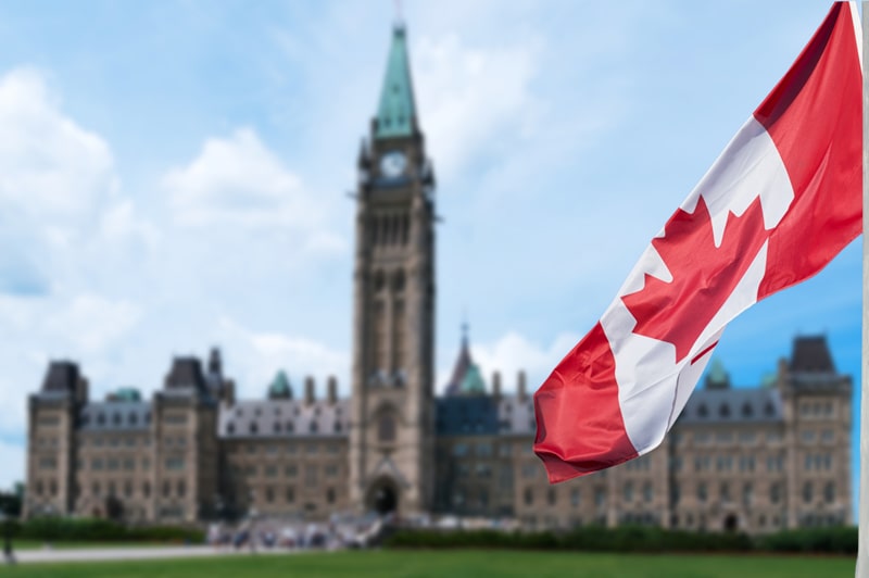 Drapeau canadien flottant devant Parlement canadien