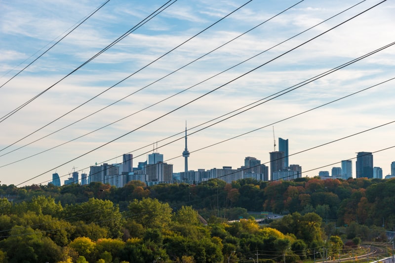 Vue scénique de la ville de Toronto, fils électriques devant